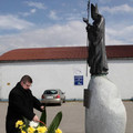 Obejrzyj galerię: Kwiaty pod pomnikiem i tablicą Jana Pawła II