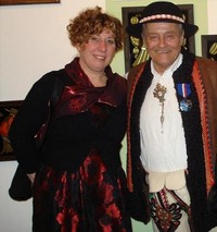 na zdjęciu Elżbieta Anna Sadkowski z domu Samek oraz Władysław Walczak Baniecki - 2008 r. podczas uroczystości odznaczenia Artysty medalem "Gloria Artis"