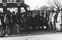 12 listopada 1939 - wizyta Hansa Franka w Zakopanem. Na zdjęciu Niemcy i górale.