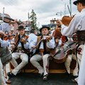 Obejrzyj galerię: Paradny przejazd rozpoczynający Festiwal Folkloru Polskiego 56. "Sabałowe Bajania"