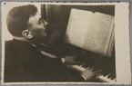Fotografia przedstawiająca Karola Szymanowskiego przy pianinie; wrzesień 1935 r; fot. ze zbiorów Muzeum K. Szymanowskiego w willi „Atma” w Zakopanem