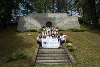 Cykliści z Inowrocławia uczcili rocznicę urodziny Jana Kasprowicza