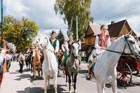 Paradny przejazd rozpoczynający Festiwal Folkloru Polskiego 56. "Sabałowe Bajania"