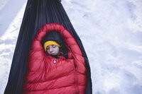 Mróz, wiatr i śnieg. Co musi wytrzymać śpiwór na zimowy biwak?