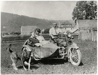 Oppenheim na Harleyu Dawidsonie i pies Rolf