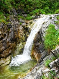 Jeden z urokliwych wodospadów Doliny Białego