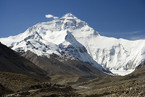 Mount Everest, 8848 m, od północnej strony tybetańskiej. Widok z bazy głównej, fot. Luca Galuzzi, 2006, źródło www.wikipedia.org